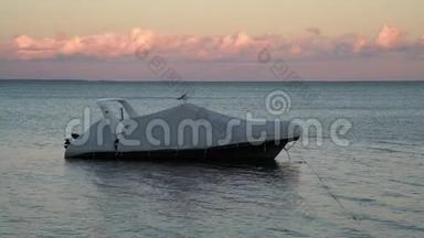 日落时分，船在码头靠岸停靠. 漂浮在水面上的游艇，背景是五彩缤纷的晚霞